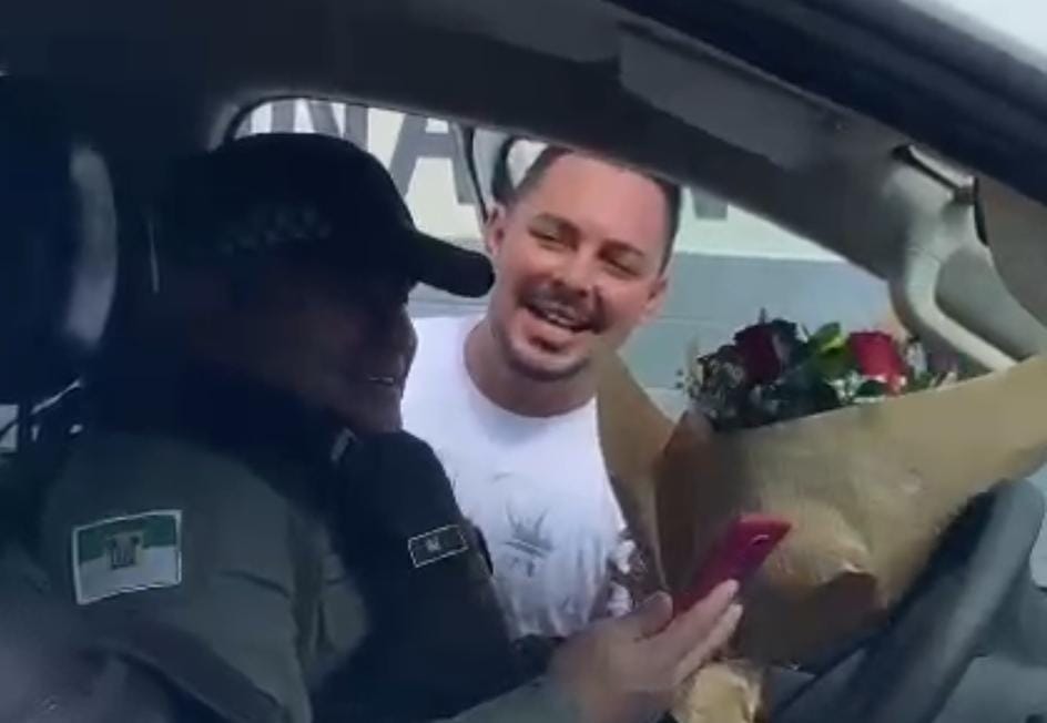 [VÍDEO] PM ganha buquê de rosas de rapaz no interior do RN e imagem viraliza