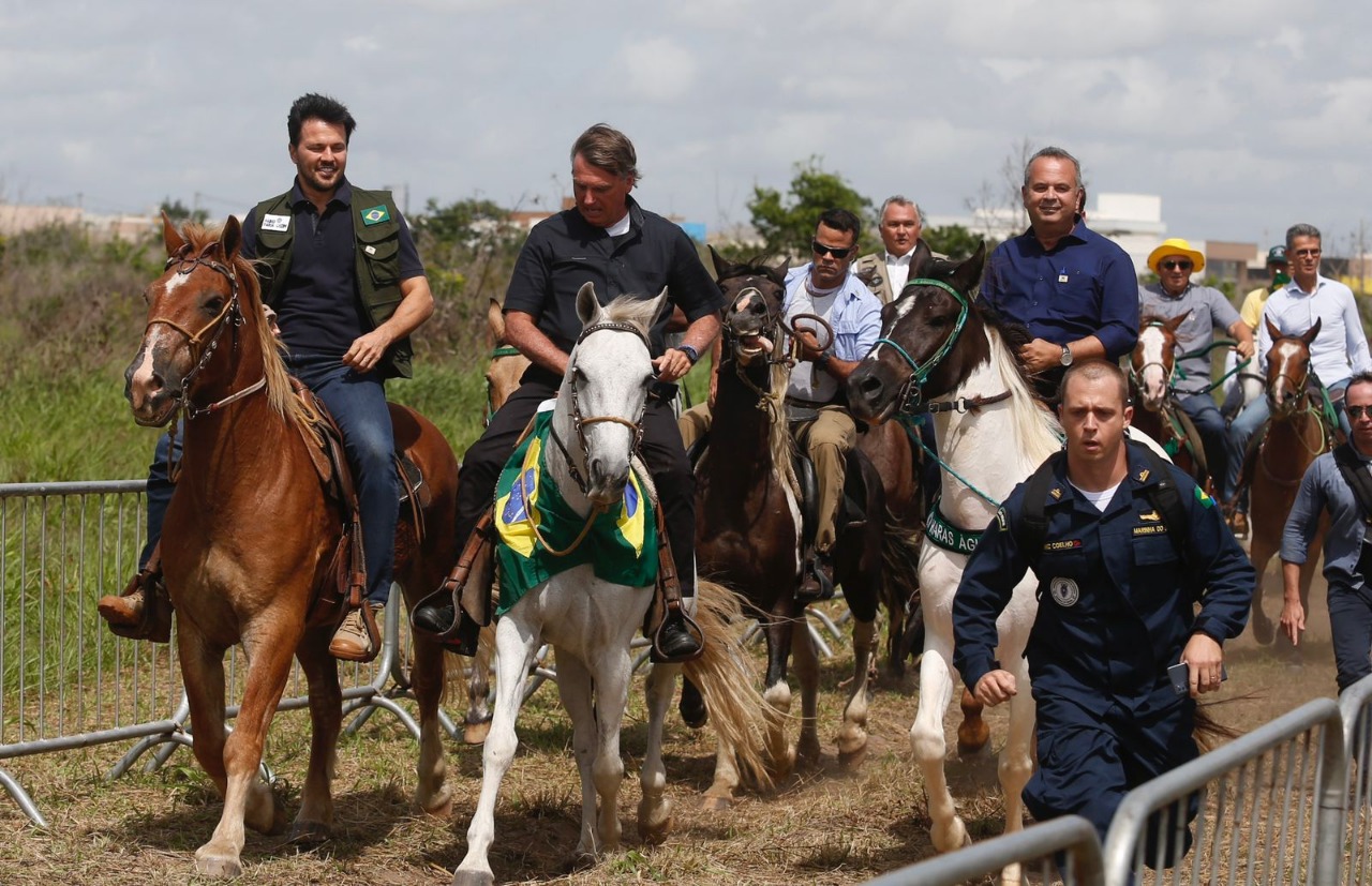 [VÍDEO] Bolsonaro dá volta a cavalo durante cerimônia na Grande Natal