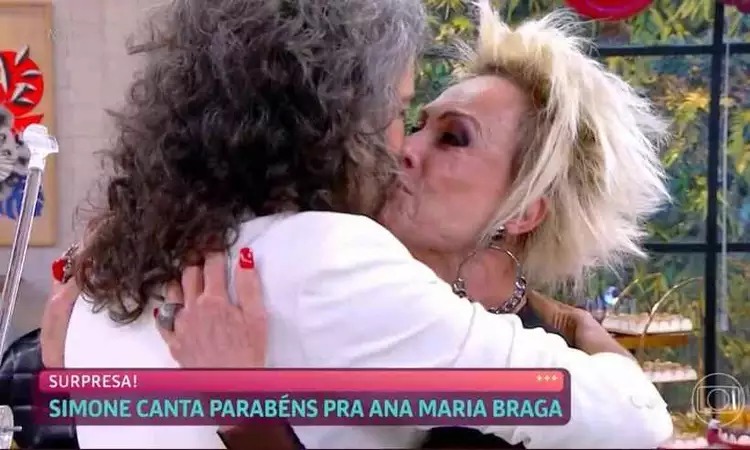 [VÍDEO] Na Globo, Ana Maria Braga surpreende e beija boca de cantora