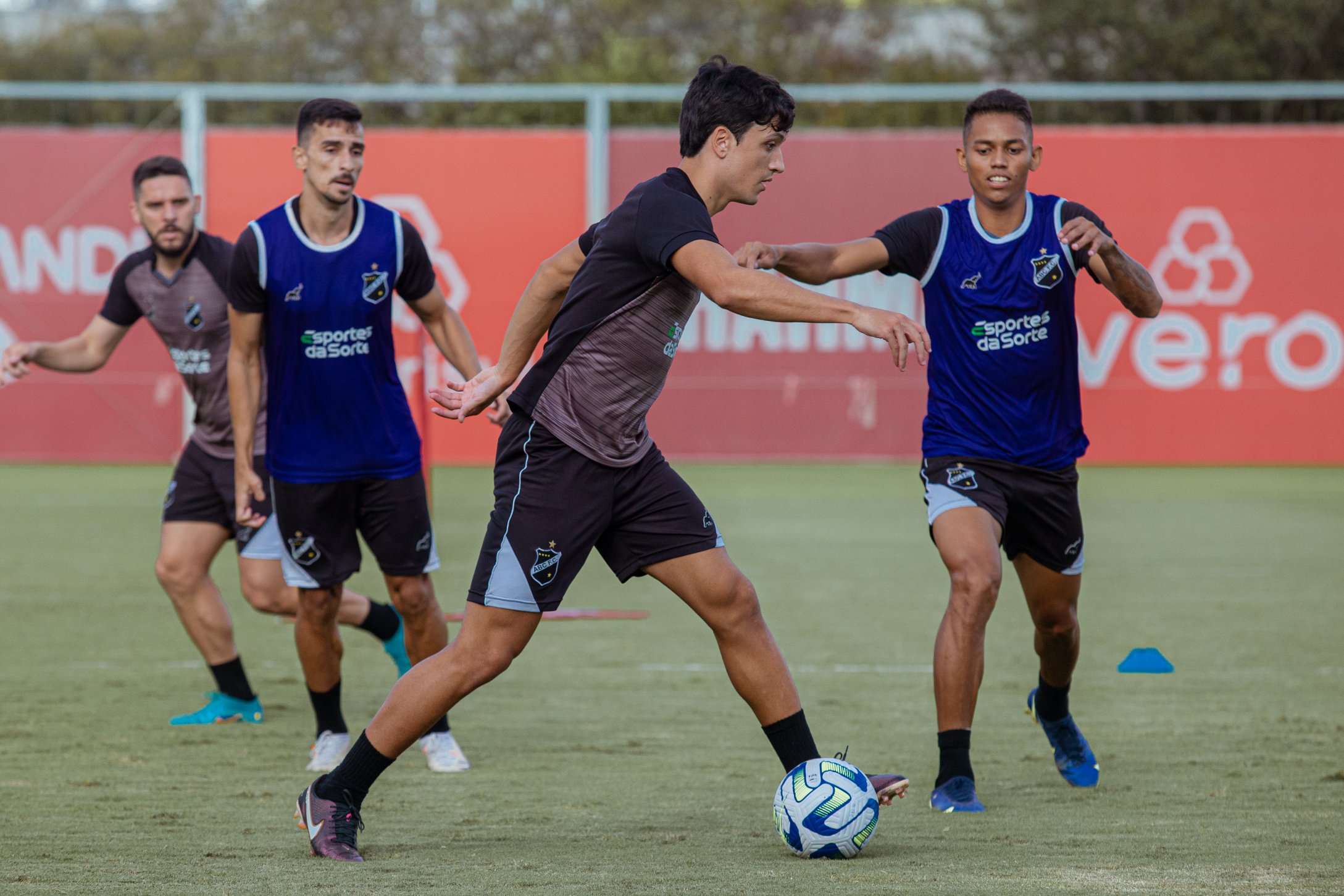 Curtinhas: Marchiori viaja na madrugada, Thiago Carvalho no Jogo Rápido, Fla goleia, Timão vai na agonia e mais