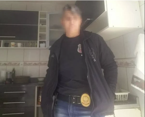 [IMAGENS] Faxineira furta delegacias e posta foto fingindo ser policial