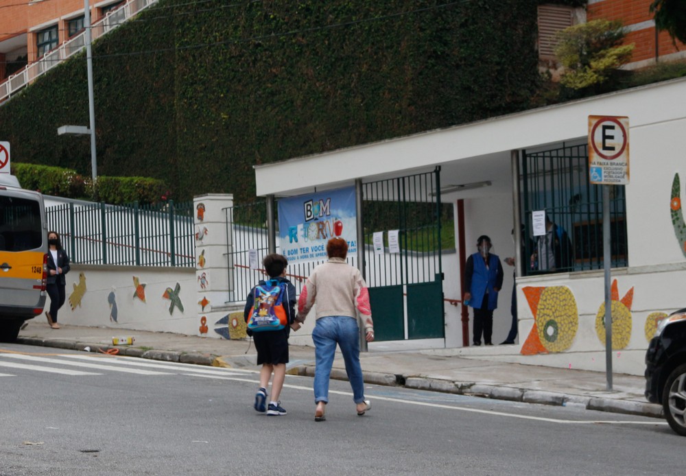 Escolas de SP voltam a receber 100% dos alunos