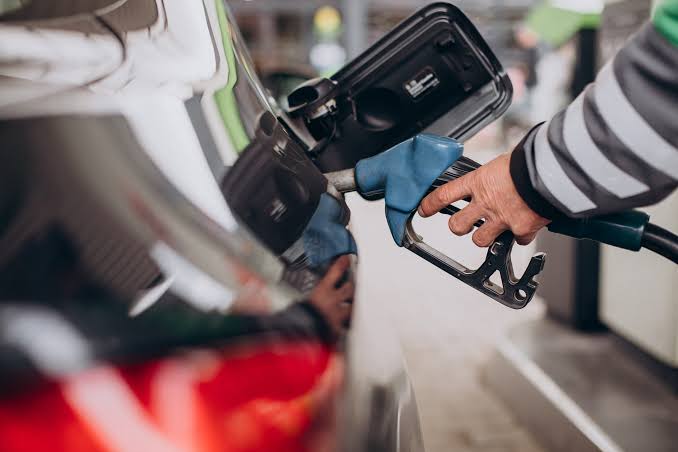 Redução nos preços da gasolina, do diesel e do gás de cozinha passam a valer hoje