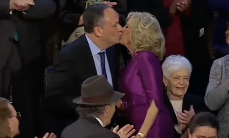 [VÍDEO] Mulher de Biden cumprimenta marido da vice-presidente com beijo na boca