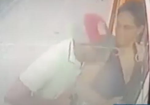 [VÍDEO] Bandido agarra mulher por trás e realiza assalto com arma na cintura da vítima em Natal