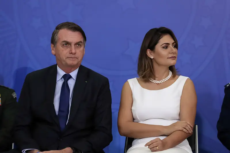 PSOL aciona MPF para obrigar Bolsonaro a vacinar a filha