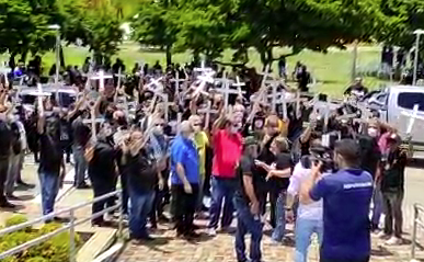 [VÍDEO] Policiais civis decidem manter greve e carregam cruzes em frente à Governadoria