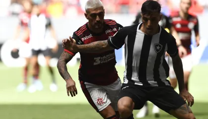 Botafogo vence clássico contra Flamengo e se aproxima dos líderes do Brasileirão