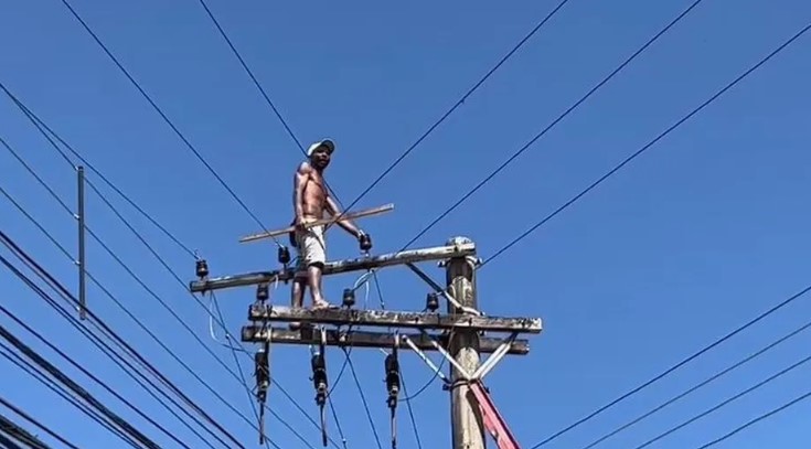 Homem sobe em poste para fugir da PM, vira a noite e deixa centenas de moradores sem energia elétetrica