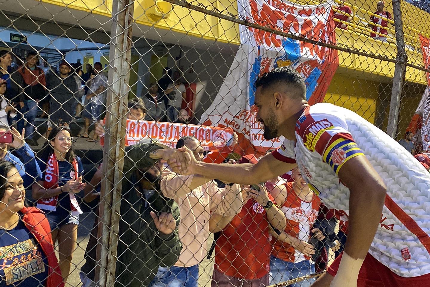 Jogadores e o presidente Souza agradecem aos torcedores