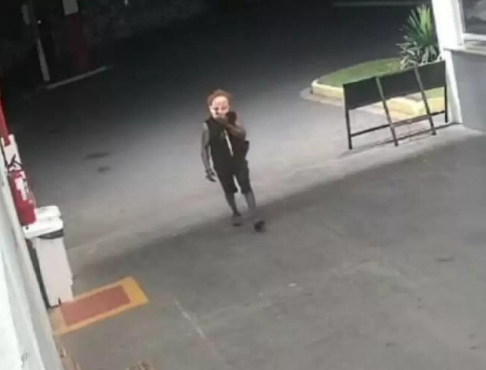 Homem entra em hospital usando máscara do 'Chucky' e assusta funcionários em Várzea Grande (MT)