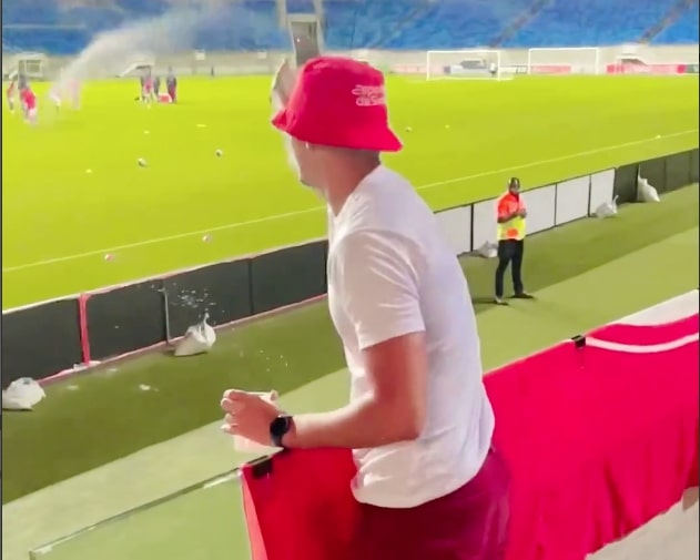 [VÍDEO] Deu certo: Torcedor do América joga sal grosso na Arena antes de vitória contra o Pouso Alegre