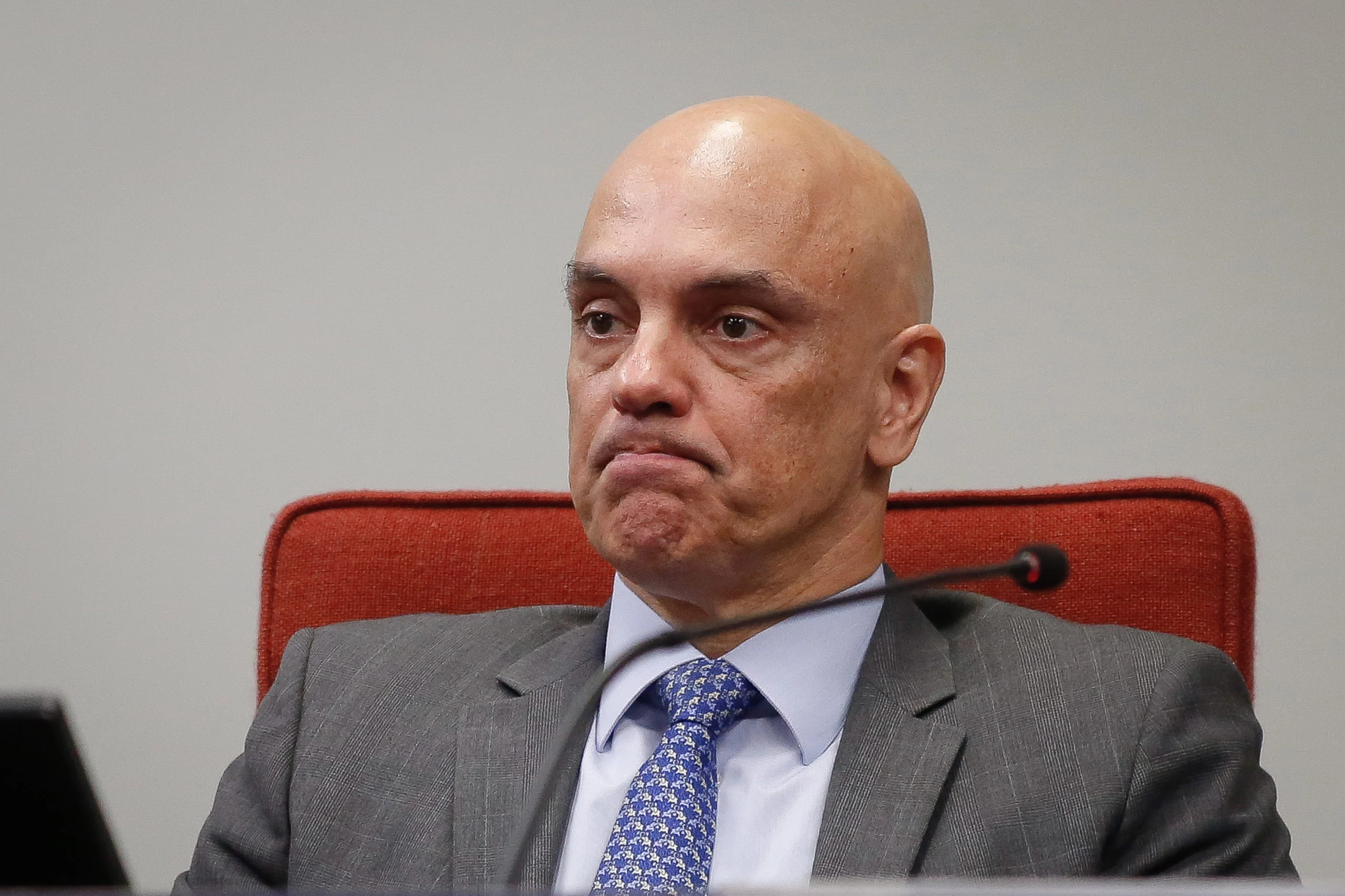 Alexandre de Moraes manda Polícia Federal identificar participantes de grupo anti-STF