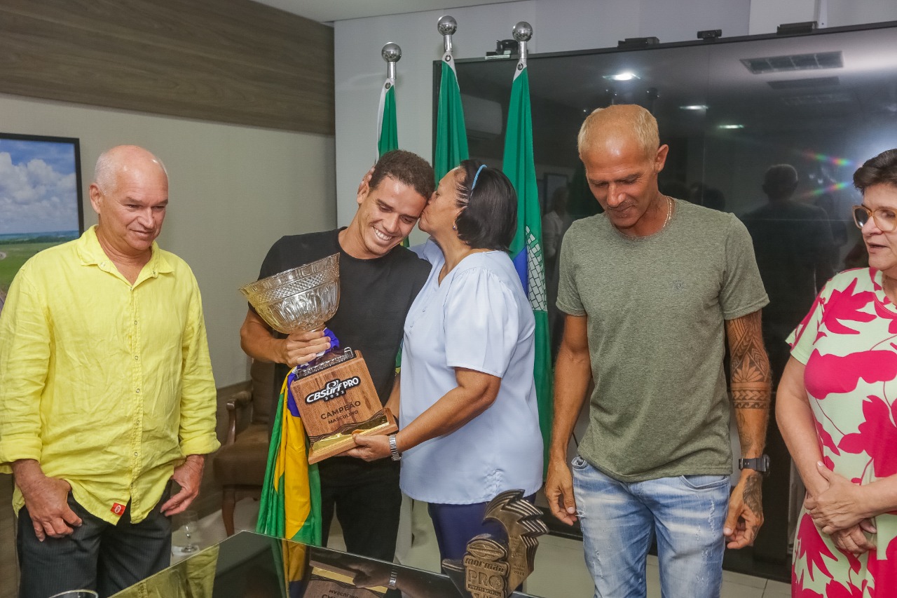 Governadora se reúne com campeões do surfe potiguar