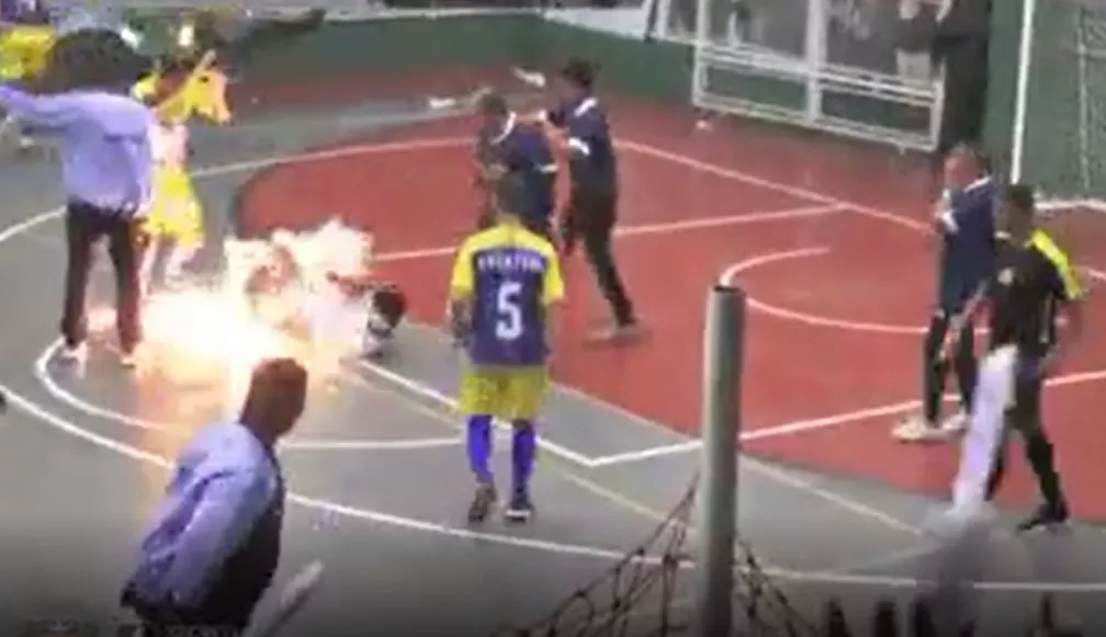 [VIDEO] Jogador de futsal fica ferido após ser atingido por sinalizador durante jogo