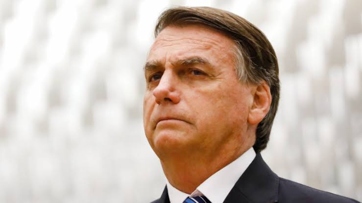 Defesa de Bolsonaro estima R$ 2 milhões em pagamentos de ações judiciais; advogados estudam vaquinha online