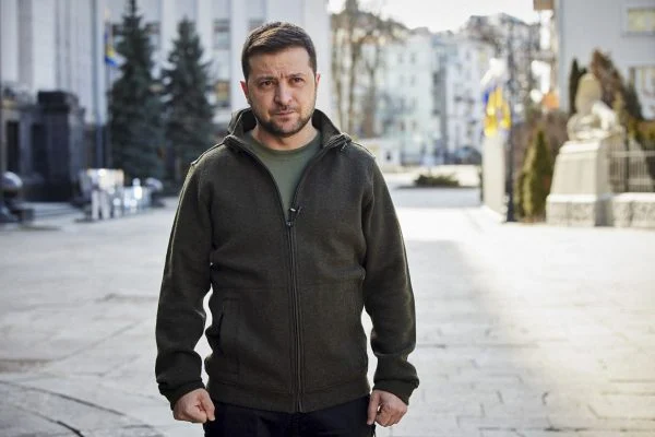 Zelensky usa lei marcial para suspender partidos e controlar TV