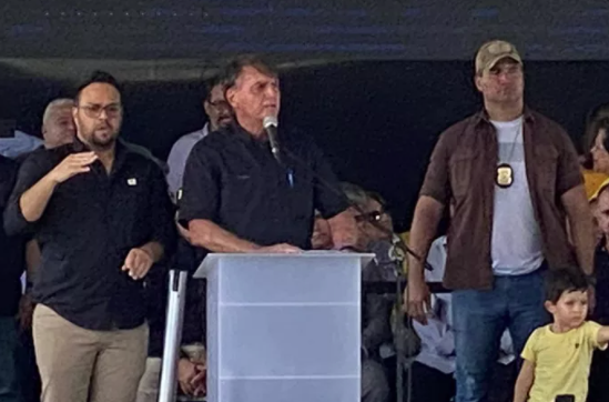 Bolsonaro critica condução de Fátima Bezerra e outros governadores durante pandemia e povo grita: "Fora, PT!"