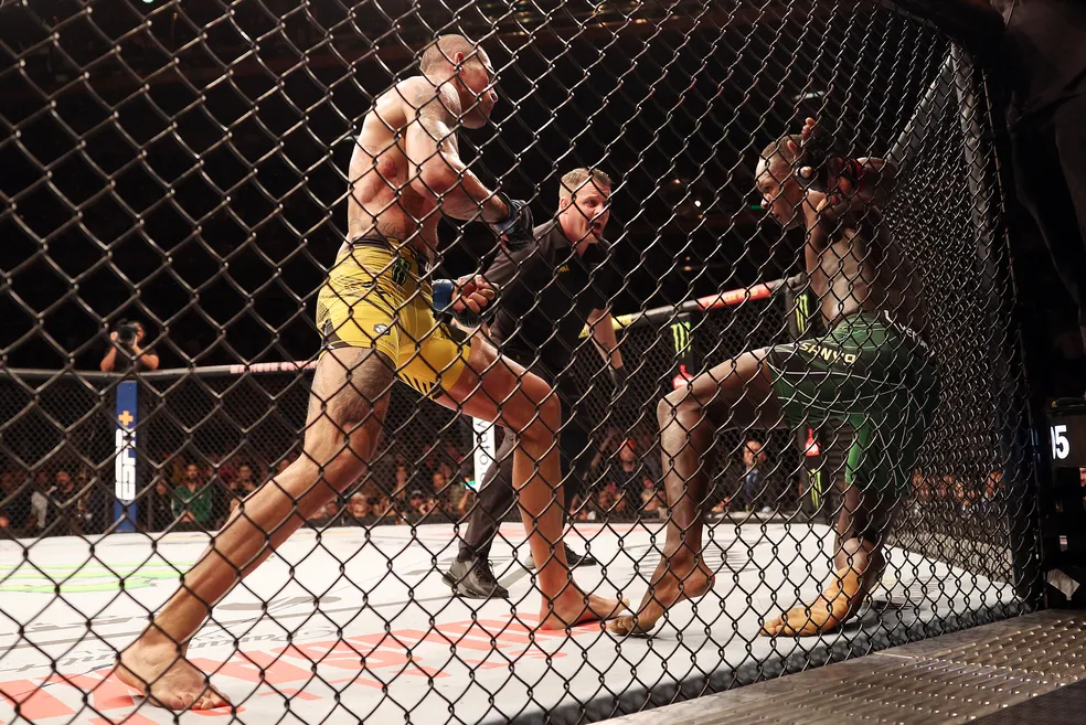 [VIDEO] Brasileiro nocauteia supercampeão Adesanya e é campeão dos médios do UFC