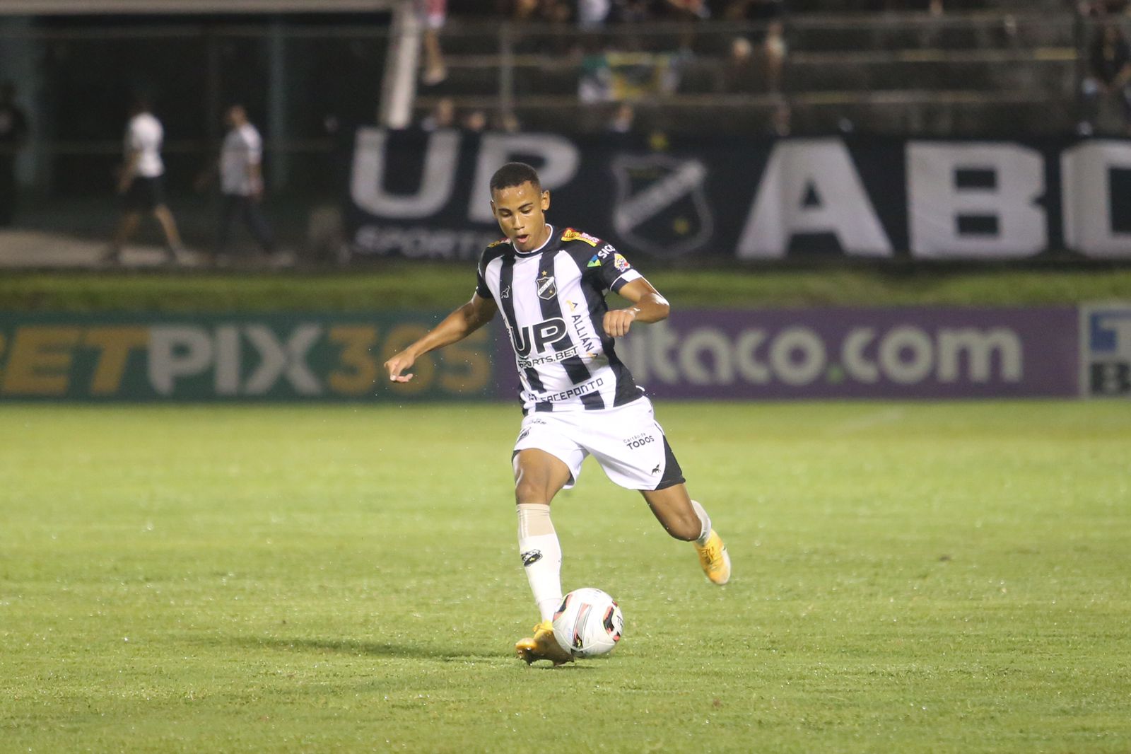 Torcida perde a paciência, vaia muito e até joga cerveja no treinador Marchiori