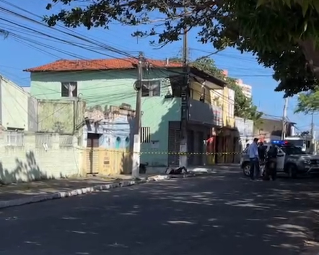 Homem morre de choque ao tentar furtar fio de poste na av. Antônio Basílio