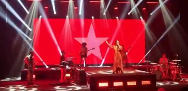 [VÍDEO] Cantora Manu Gavassi exibe estrela do PT durante show em Natal