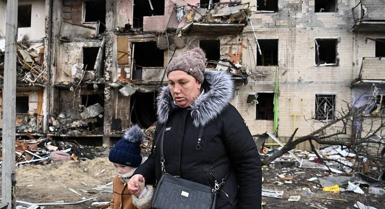 Forças russas chegam ao centro de Kiev e há registros de tiros e explosões