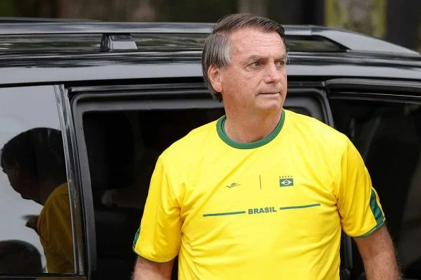 Bolsonaro pede que apoiadores acompanhem apuração no local de votação