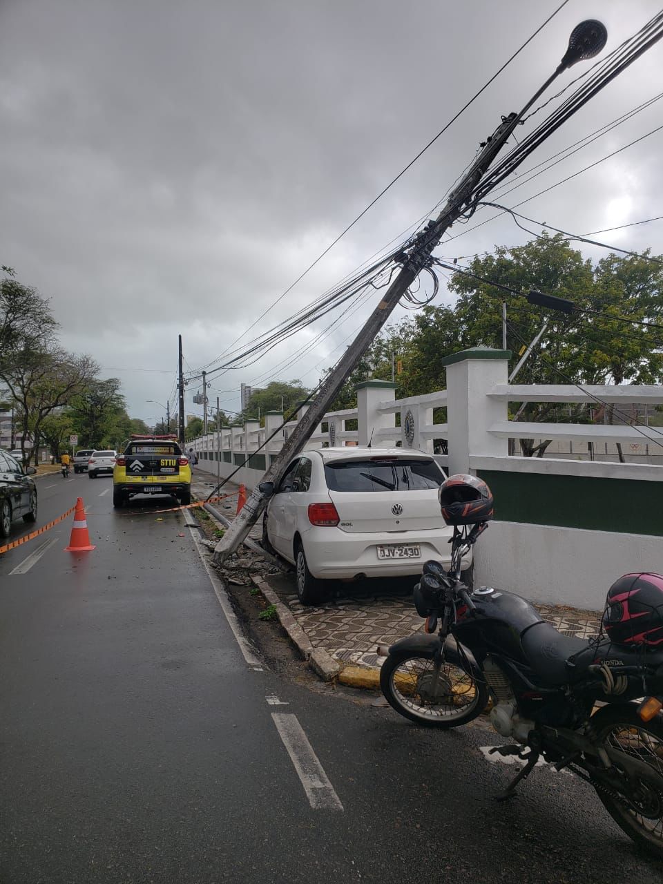 Motorista perde controle, derruba poste e atrapalha trânsito na avenida Hermes da Fonseca