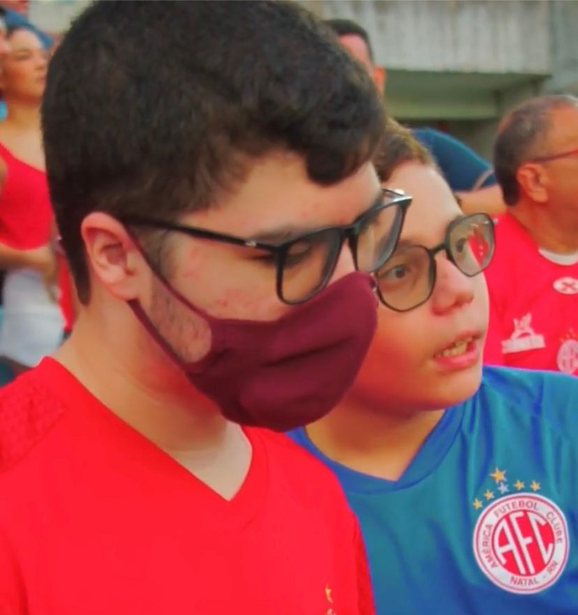 [VÍDEO] Amizade e inclusão: Menino narra e comenta jogos do América no estádio para amigo com deficiência visual