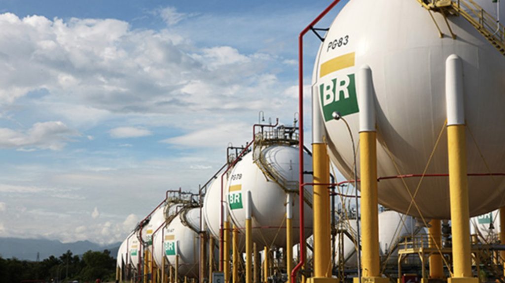 Petrobras reduz em R$ 0,10 preço médio da gasolina para as distribuidoras
