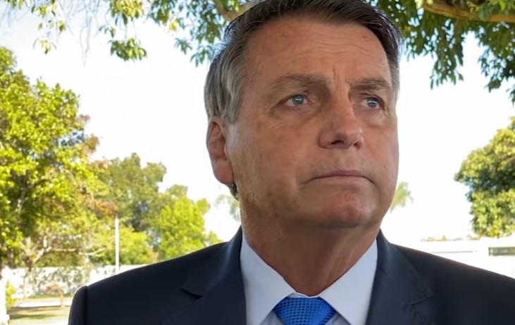 Bolsonaro comenta falsa popularidade de Lula: "Não consegue tomar uma cachaça, nem fazer jegueata"