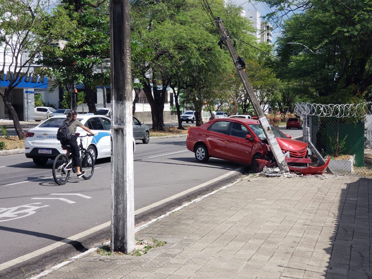 Carro derruba poste e causa engarrafamento na Hermes da Fonseca