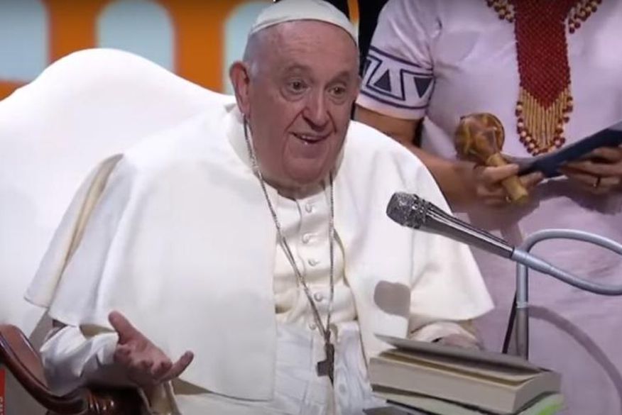 Após receber livro de político petista, Papa Francisco pergunta: "Cadê a cachaça?"