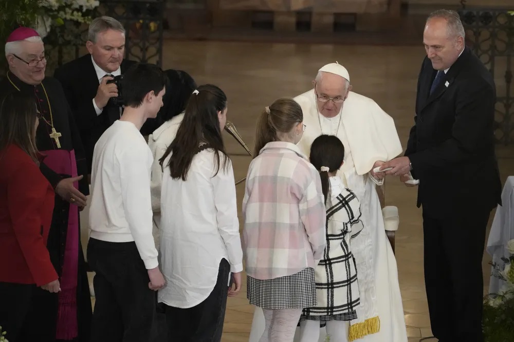 Papa Francisco passa por três horas de cirurgia no intestino 'sem complicações', diz Vaticano