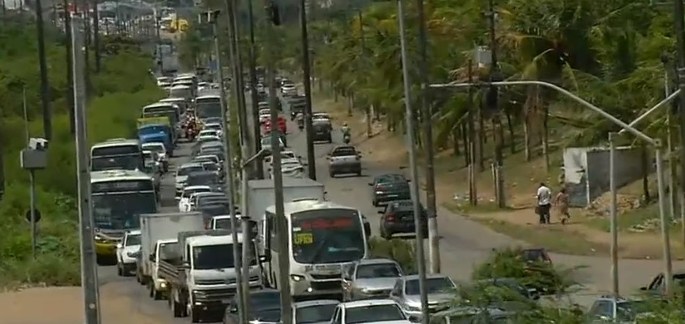 Ônibus bate em moto e causa congestionamento na avenida Felizardo Moura, em Natal