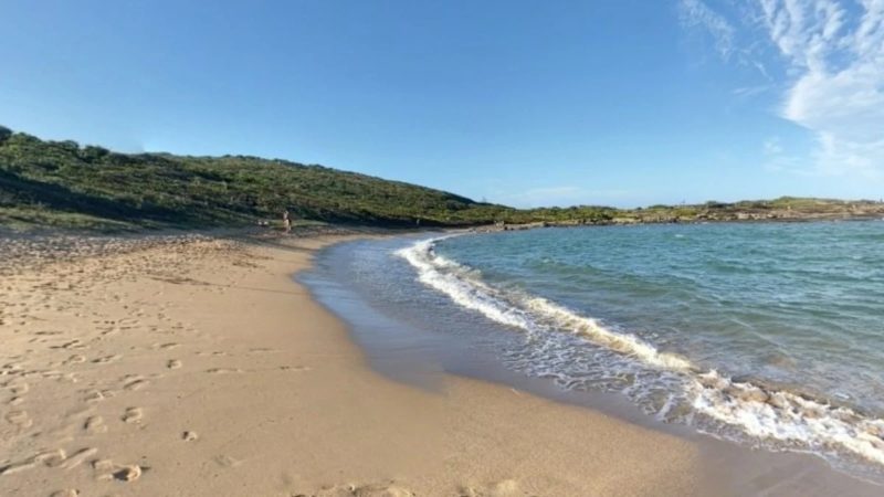 Rapaz adormece em praia e acorda com a barriga aberta, sem parte do intestino