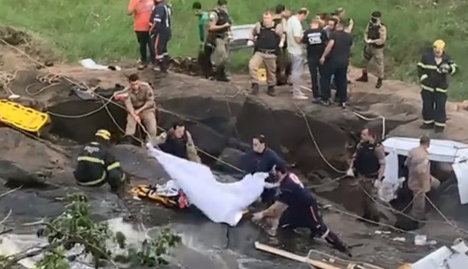 VÍDEO: Confirmada morte de cantora Marília Mendonça; TV aponta momento em que corpo é retirado de avião