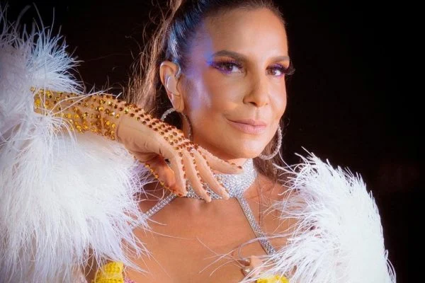 Ivete Sangalo paralisa show às pressas após fã passar mal