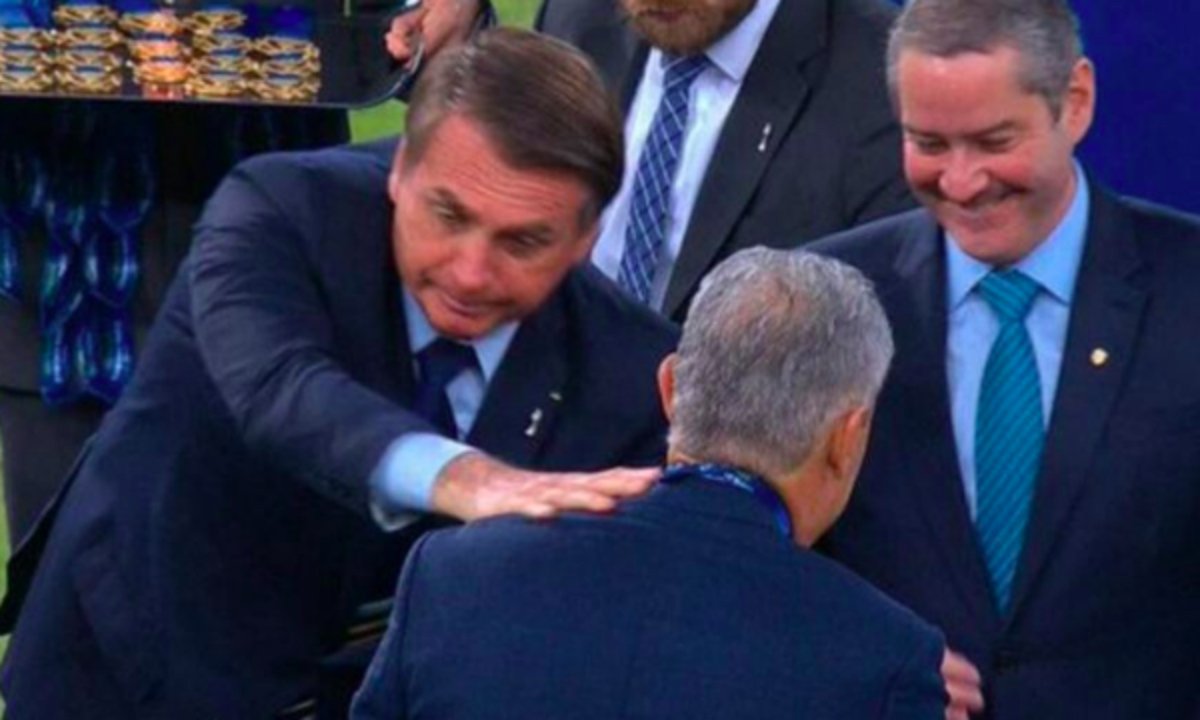 Tite nega visita a Bolsonaro caso Brasil vença Copa do Mundo em 2022