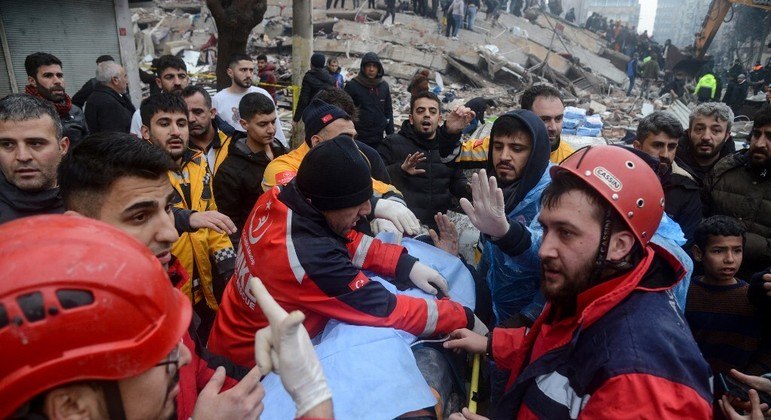 Número de mortos sobe para 3.800 após terremoto na Turquia e na Síria