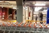 [VIDEO] PM troca tiros com assaltantes e prende suspeito na entrada de supermercado no Tirol