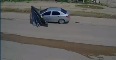 [VÍDEO] Homem tenta fugir de motel sem pagar a conta e acaba arrastão portão