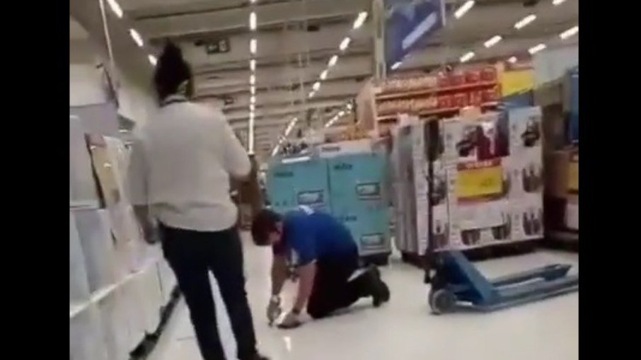 VIDEO: Funcionário do Carrefour é humilhado por gerente