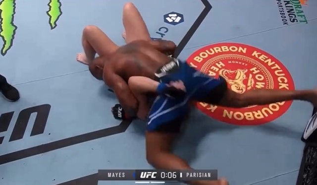 [VIDEO] Lutador do UFC dá "pirocada" em adversário; Internautas tiram onda