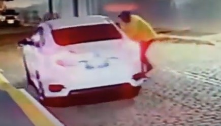 [VÍDEO] Bandido quase esquece comparsa durante roubo na frente de condomínio em Natal