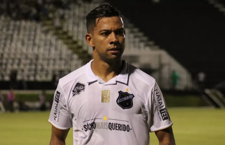 Wallyson treina e deve voltar ao time do ABC no próximo jogo