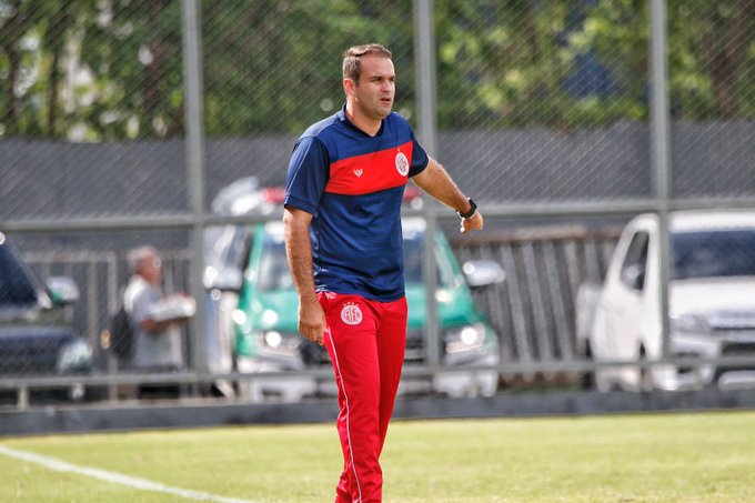 Começo de trabalho atribulado e de pouca sorte do Thiago Carvalho