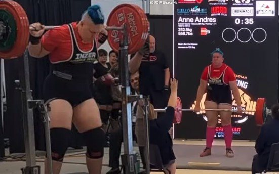 Atleta trans supera oponente em mais de 200 kg no levantamento de peso e bate recorde feminino