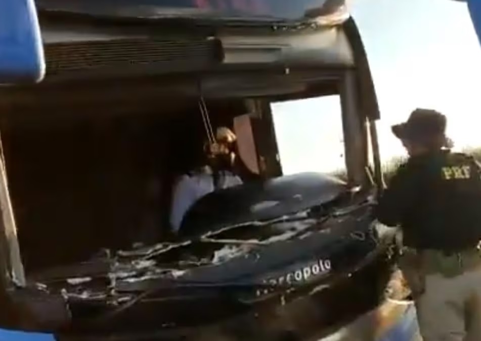 [VÍDEO] Motorista é flagrado dirigindo ônibus sem para-brisa e com capacete